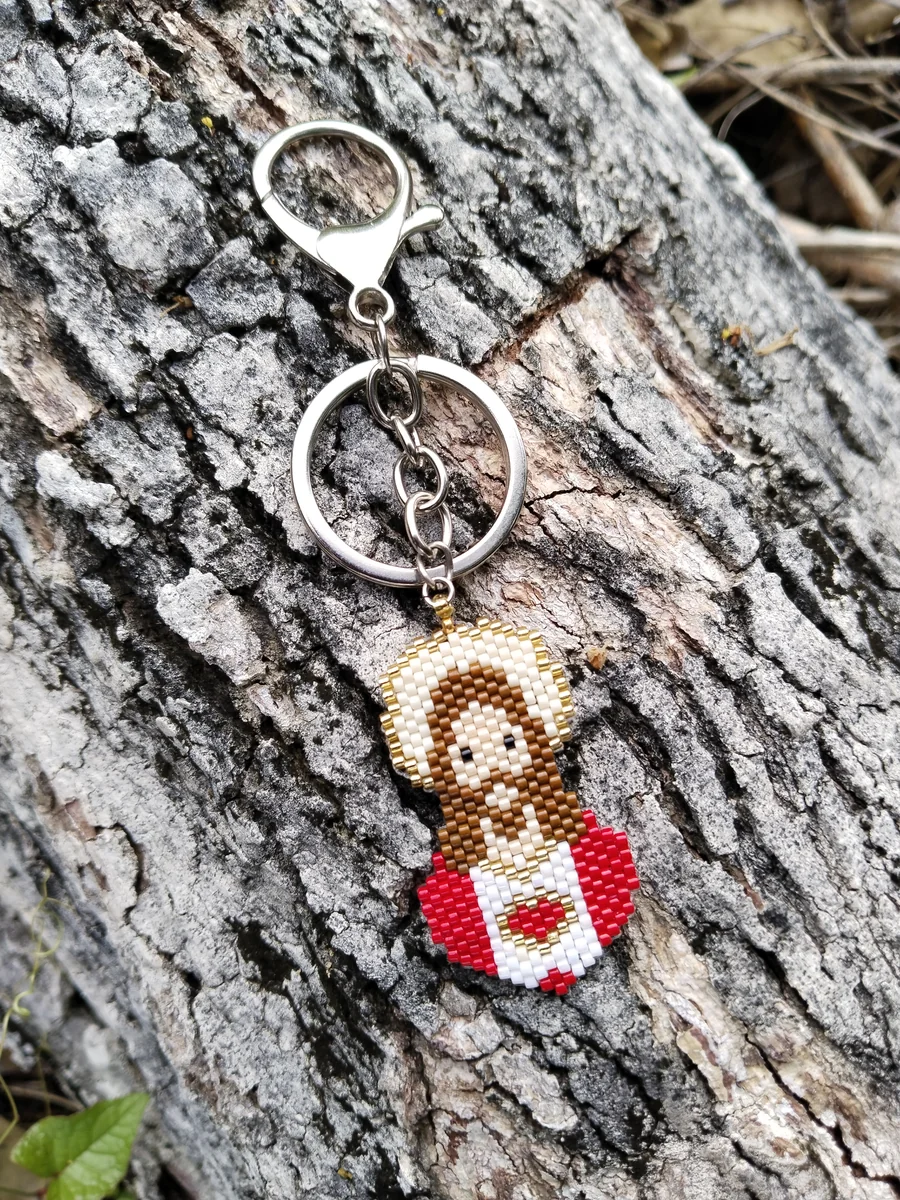 Llavero Sagrado Corazón de Jesús en Miyuki - Accesorio artesanal hecho a mano en Colombia por Bunu Shop